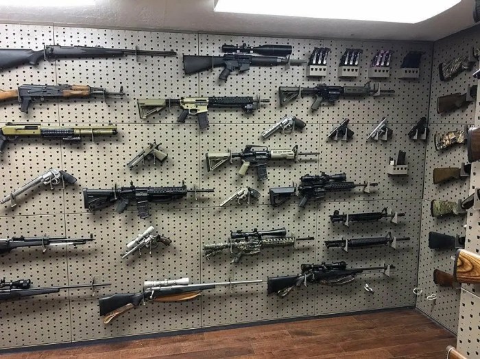 Display guns on wall
