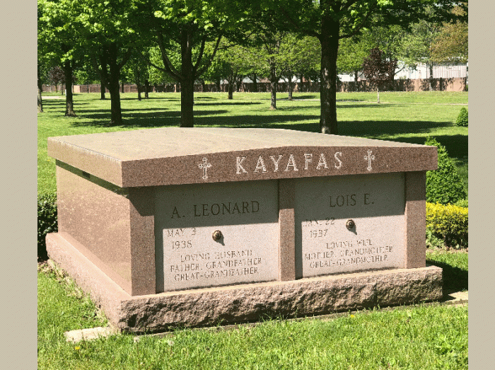 Mausoleum tomb gravestone denker situated