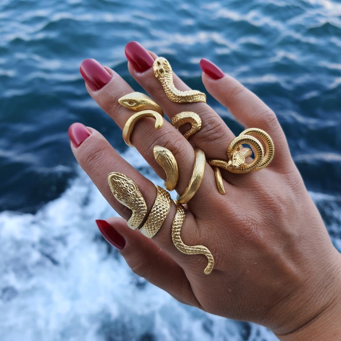 Ds2 gold serpent ring