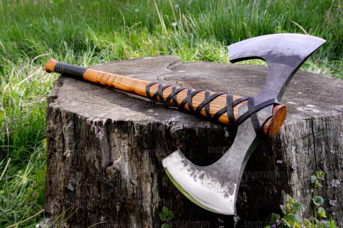 Leaf bladed battle axe