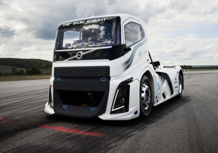 Volvo truck iron knight fastest trucks record tyres semi goodyear speed cars topped mph sets records two drivelife breaks autoevolution